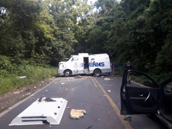 Carro-forte é atacado na BR-470 em Bento Gonçalves - foto 3
