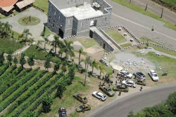 Após cerco, polícia liberta refém e
prende três suspeitos de ataque a carro-forte na Serra - foto 3