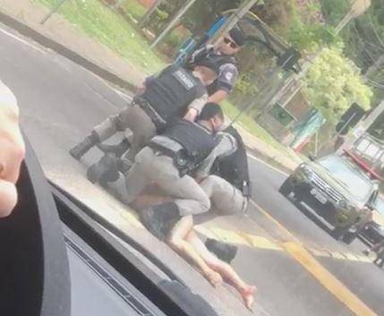 Vídeo que 

circula nas redes sociais mostra que quatro PMs abordaram indivíduo de 36 anos na zona sul de Porto Alegre. Ação gerou questionamentos