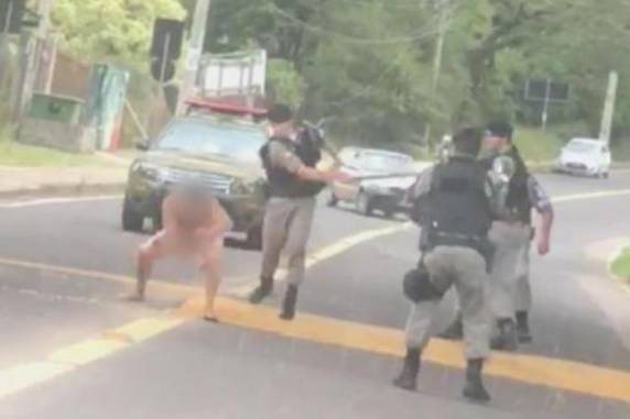 Vídeo que 

circula nas redes sociais mostra que quatro PMs abordaram indivíduo de 36 anos na zona sul de Porto Alegre. Ação gerou questionamentos
