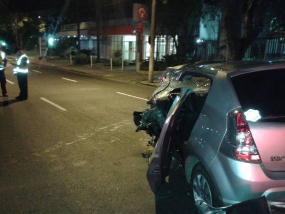 Acidente aconteceu no começo da madrugada desta quarta-feira na Avenida 24 de Outubro. Família suspeita de mal súbito