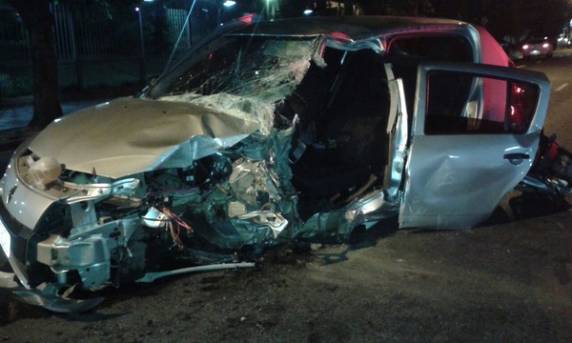 Acidente aconteceu no começo da madrugada desta quarta-feira na Avenida 24 de Outubro. Família suspeita de mal súbito