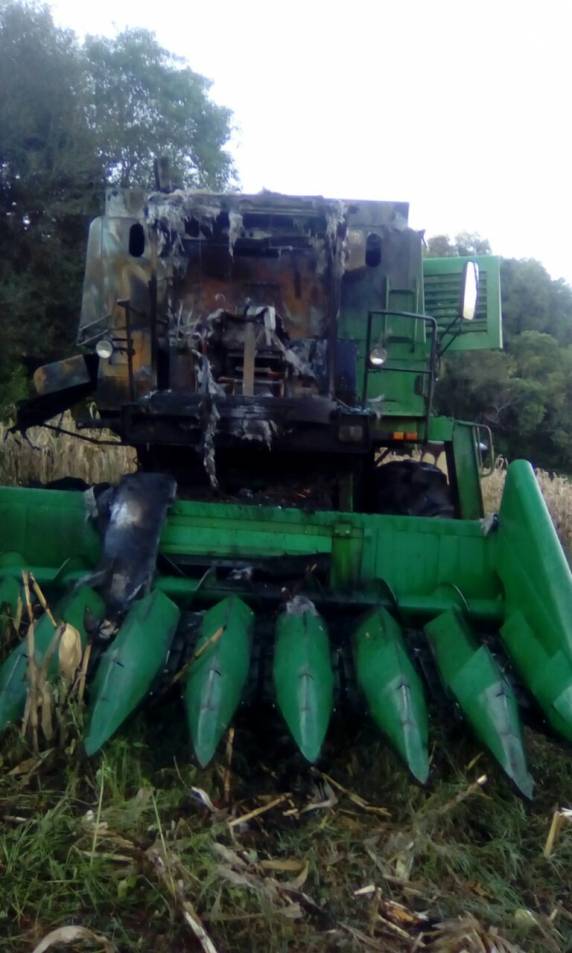 Bombeiros combatem incêndio em maquinário agrícola no interior de Independência - foto 2