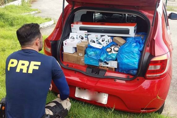 Mercadorias estrangeiras são apreendidas na BR 101 em Itajaí - foto 2