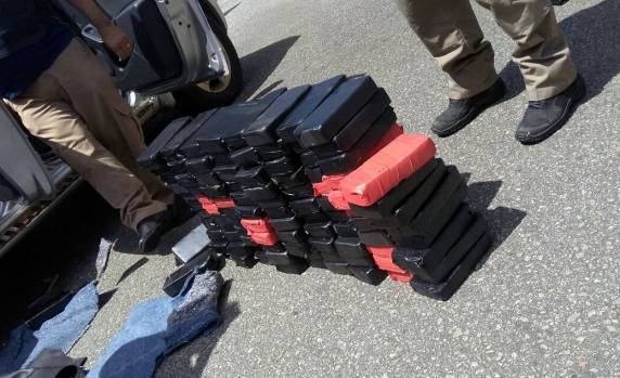 Ação
conjunta PRF e PM apreende 104 quilos de crack na BR 101 em Itapema - foto 4