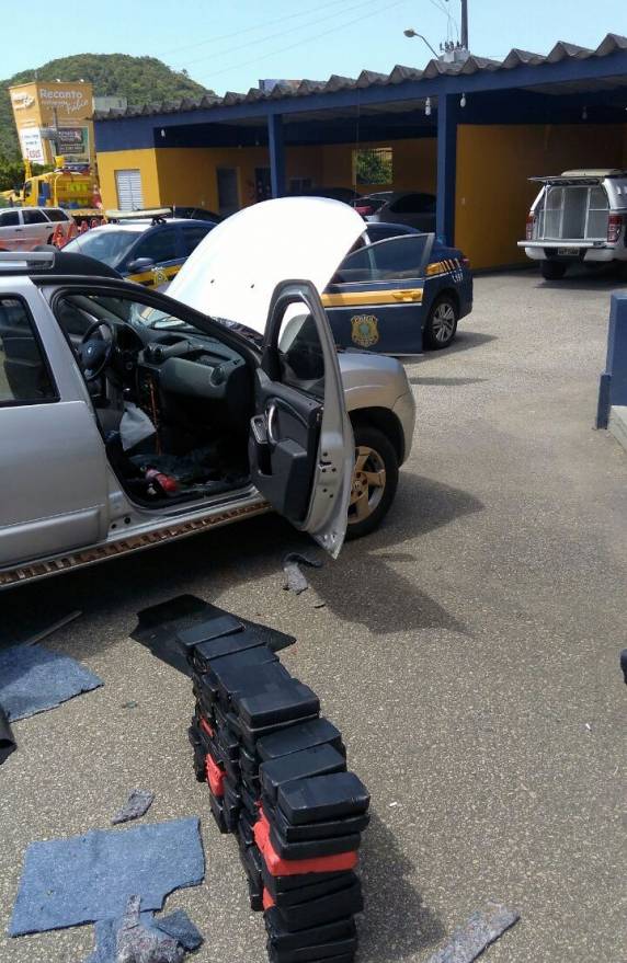 Ação
conjunta PRF e PM apreende 104 quilos de crack na BR 101 em Itapema - foto 3