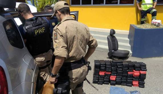 Ação
conjunta PRF e PM apreende 104 quilos de crack na BR 101 em Itapema - foto 5