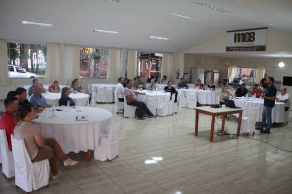 Comissões
estiveram reunidas para organização da 5ª Expoterneira - foto 2