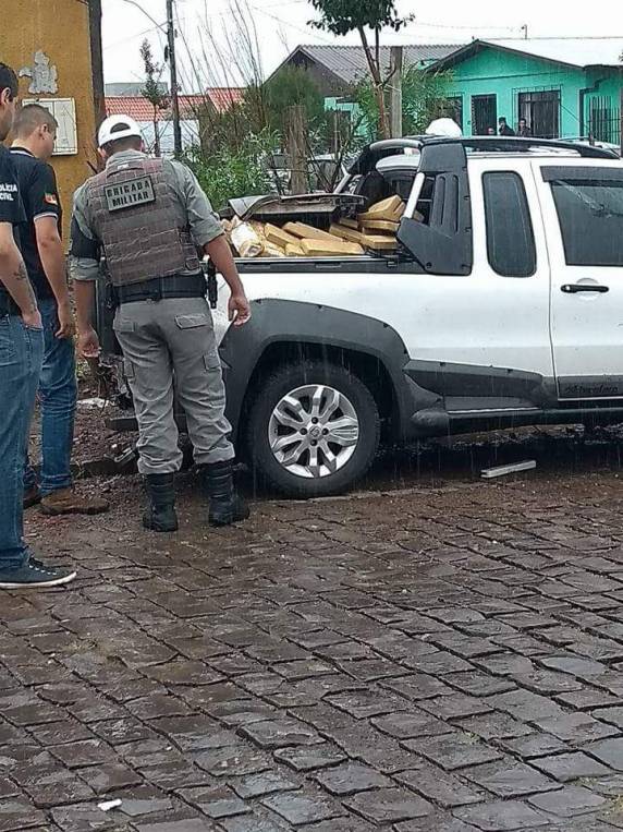 Polícia apreende meia tonelada de droga em caminhonete com placas clonadas em Vacaria - foto 6