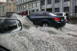 Temporal derruba árvores, bloqueia ruas e deixa
57 mil sem luz na Região Metropolitana - foto 2