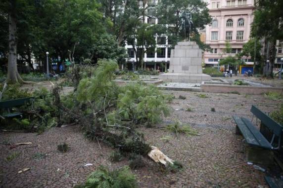 Temporal derruba árvores, bloqueia ruas e deixa
57 mil sem luz na Região Metropolitana - foto 3