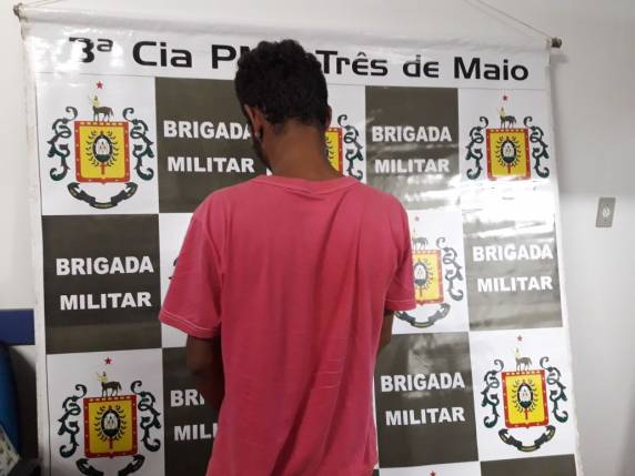 Indivíduo é preso e menor apreendido pela BM após furtarem na Assistência Social, em Três de Maio - foto 3