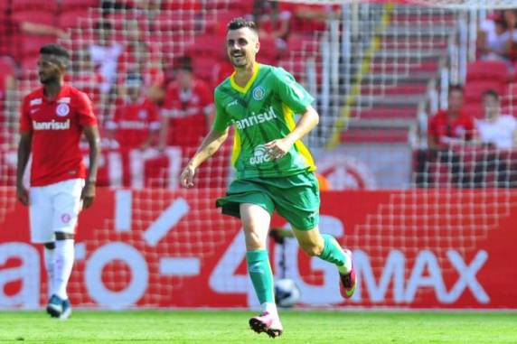 Danilinho, 32 anos, teve um mal súbito depois de um treino 

pelo Juazeirense-BA
