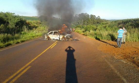 Veículo incendeia após acidente na RS 317 entre Redentora Coronel Bicaco - foto 3