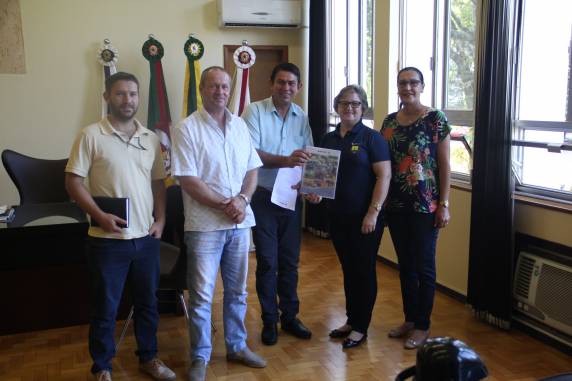 Eliane Fischer recebeu a equipe técnica da Emater que explicou os trabalhos realizados