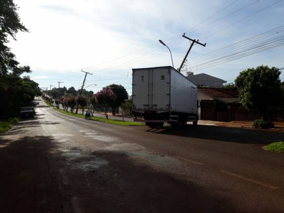 Caminhão enrosca em chicote de fios e arranca poste da rede elétrica em Três de Maio - foto 2