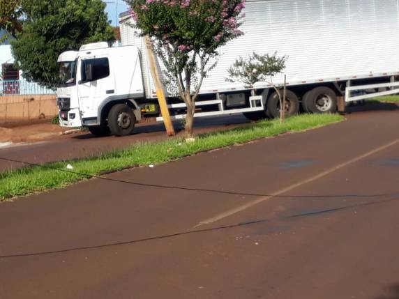 Caminhão enrosca em chicote de fios e arranca poste da rede elétrica em Três de Maio - foto 4