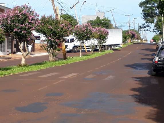 Caminhão enrosca em chicote de fios e arranca poste da rede elétrica em Três de Maio - foto 5