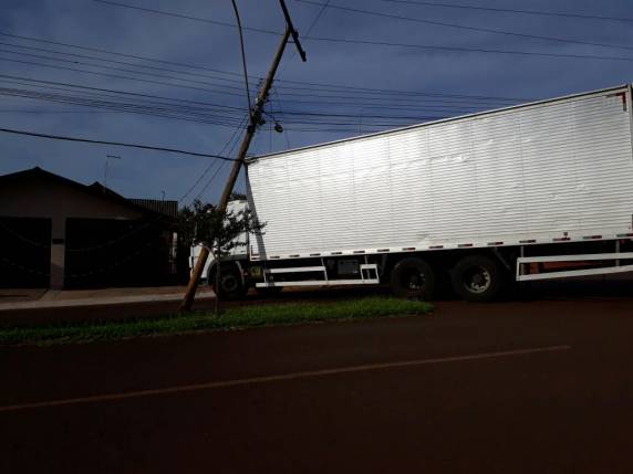 Caminhão enrosca em chicote de fios e arranca poste da rede elétrica em Três de Maio - foto 3