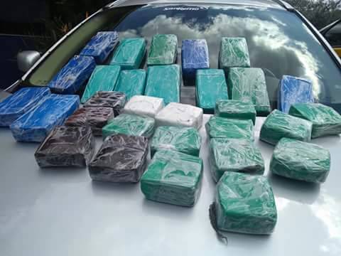 VÍDEO: PRF apreende 25 quilos de pasta base de cocaína escondidos em carro na
Serra - foto 3