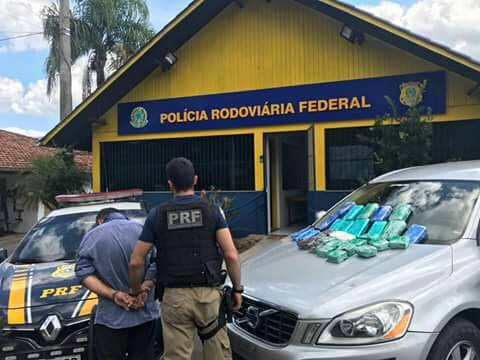 VÍDEO: PRF apreende 25 quilos de pasta base de cocaína escondidos em carro na
Serra - foto 2