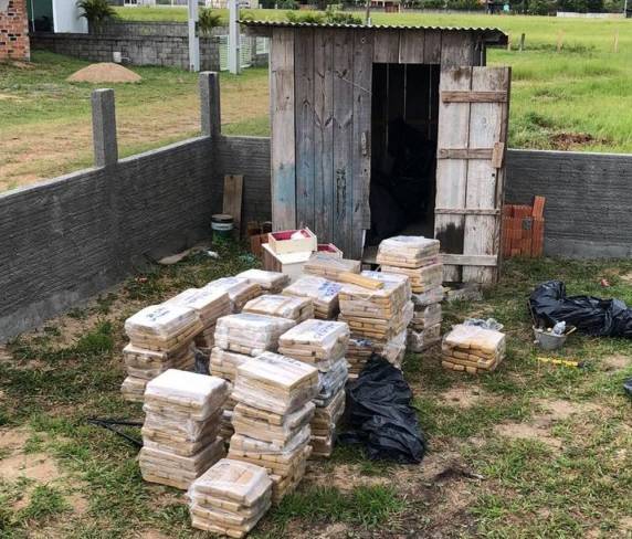 Mais de 2 toneladas de maconha são apreendidas em Garopaba; parte da droga estava enterrada - foto 2