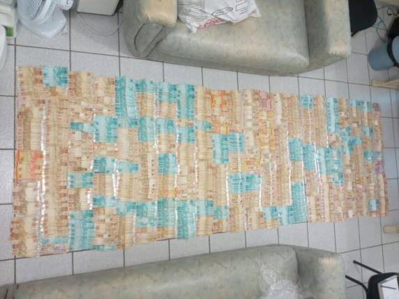 Mais de 2 toneladas de maconha são apreendidas em Garopaba; parte da droga estava enterrada - foto 5