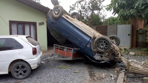 Acidente ocorreu na tarde deste sábado, no 

bairro Itoupava Central. Ninguém ficou ferido