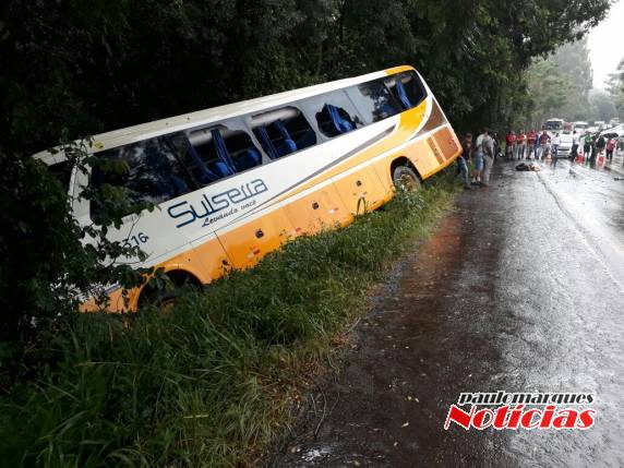 Colisão frontal entre automóvel e ônibus deixa um morto e três feridos na BR 472 em Santa Rosa - foto 4
