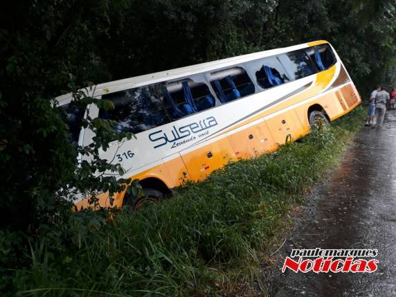 Colisão frontal entre automóvel e ônibus deixa um morto e três feridos na BR 472 em Santa Rosa - foto 7