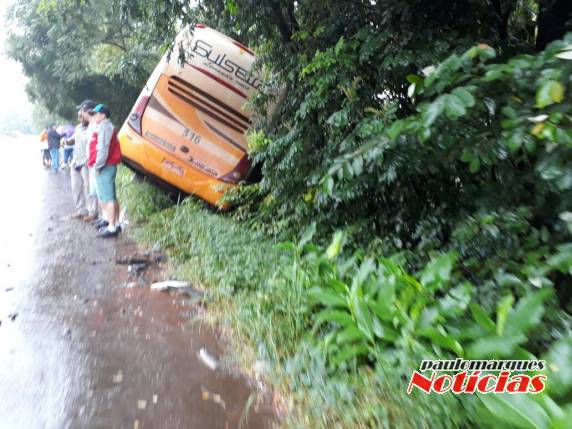 Colisão frontal entre automóvel e ônibus deixa um morto e três feridos na BR 472 em Santa Rosa - foto 8