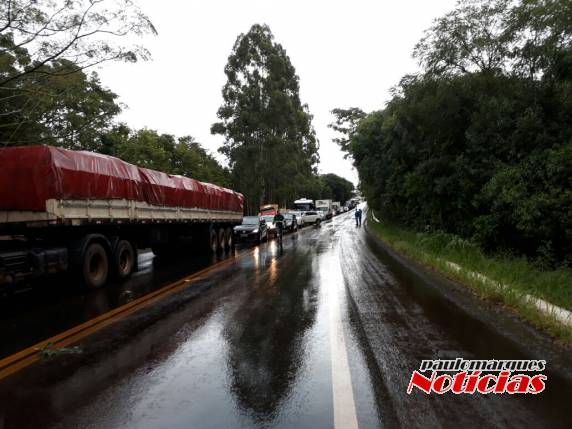 Colisão frontal entre automóvel e ônibus deixa um morto e três feridos na BR 472 em Santa Rosa - foto 9