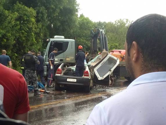Colisão frontal entre automóvel e ônibus deixa um morto e três feridos na BR 472 em Santa Rosa - foto 10