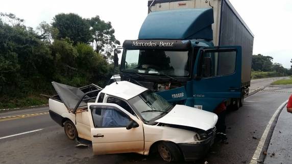 Colisão envolveu 

caminhão e Saveiro