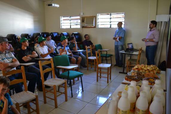 Encontro proporcionou um momento de aprendizagem teórico e prático sobre morfologia e adestramento correto dos animais