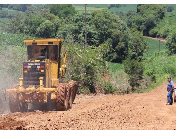 Obras em estradas e acessos à comunidades e propriedades tem tido atenção especial da Secretaria de Obras