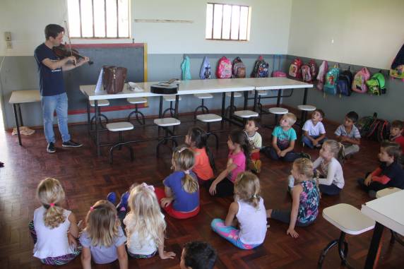 Escola Municipal de Ensino 

Fundamental Bem Viver Caúna iniciou atividades escolares neste dia 21