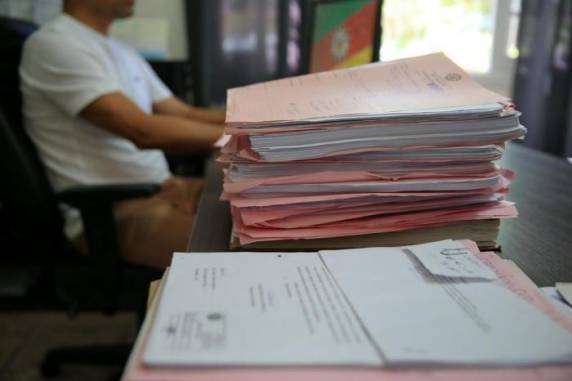 Agentes acumulam funções, têm de sair da delegacia, fechar o prédio e enfrentar 

dificuldades diárias para concluir investigações