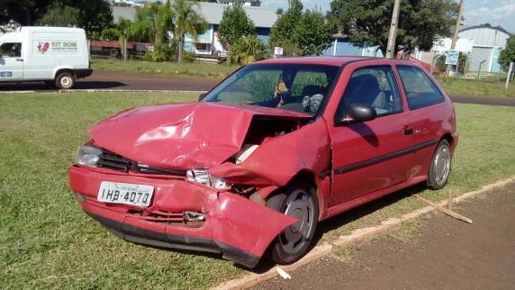 Acidente deixa dois feridos no trevo da Pica Pau em Três de Maio - foto 2