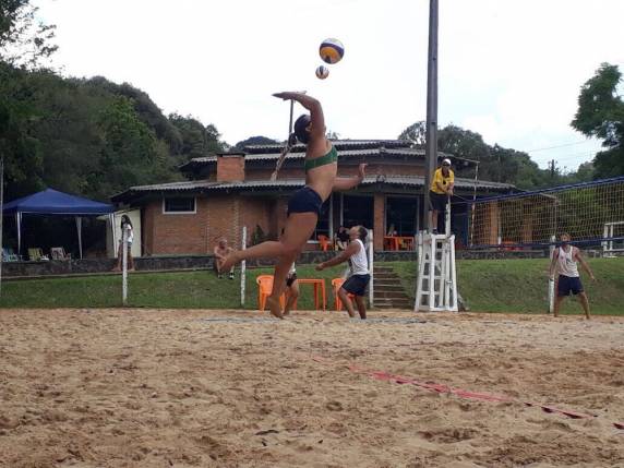 Proibida de atuar no feminino, atleta trans joga etapa de vôlei de praia no masculino - foto 4