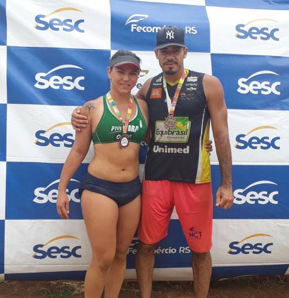 Carol Lissarassa que é de Três de Maio, tentou se inscrever para jogar entre as mulheres na etapa de Cruz Alta do Circuito 

Verão Sesc de Esportes, mas foi vetada e atuou entre homens: "Indignada"