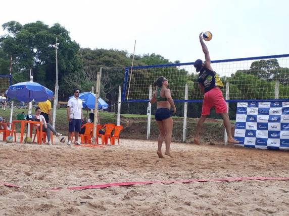 Proibida de atuar no feminino, atleta trans joga etapa de vôlei de praia no masculino - foto 3