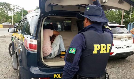 Carreta com 450 mil maços de cigarros contrabandeados é apreendida na BR 101 em Araquari - foto 3