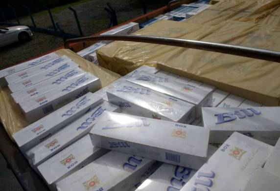 Carreta com 450 mil maços de cigarros contrabandeados é apreendida na BR 101 em Araquari - foto 7