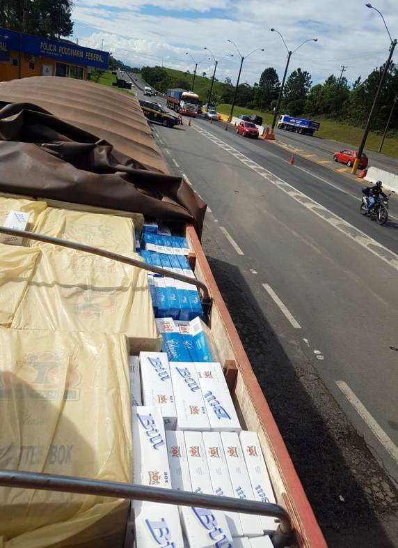 Carreta com 450 mil maços de cigarros contrabandeados é apreendida na BR 101 em Araquari - foto 6