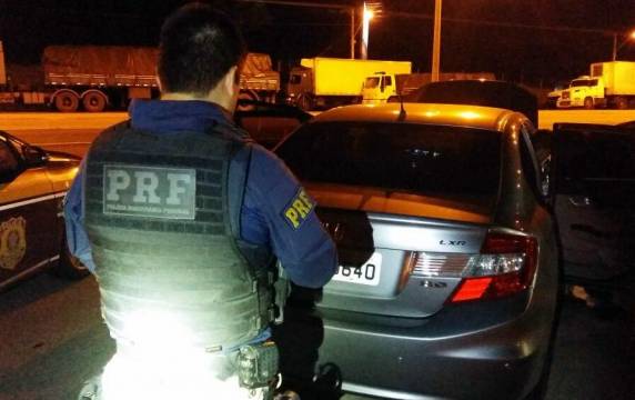Ação conjunta PRF e PC recupera na BR 101 em Biguaçu carro roubado no Rio Grande do Sul e que circulava clonado - foto 3