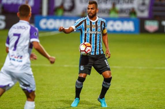 Maicon marcou o gol gremista, mas Maulella empatou para os uruguaios
