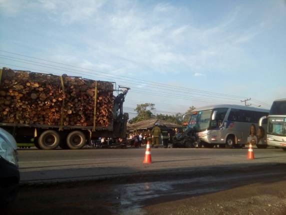 Ônibus e caminhão carregado de madeira 

prensam carro na BR-470, em Indaial - foto 2