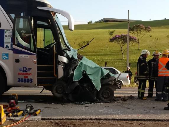 Ônibus e caminhão carregado de madeira 

prensam carro na BR-470, em Indaial - foto 3