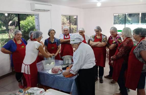 Realizada no Sindicato Rural de Três de Maio, a capacitação proporcionou a 16 participantes aprender 

diversas receitas e conhecer mais sobre os benefícios da erva-mate